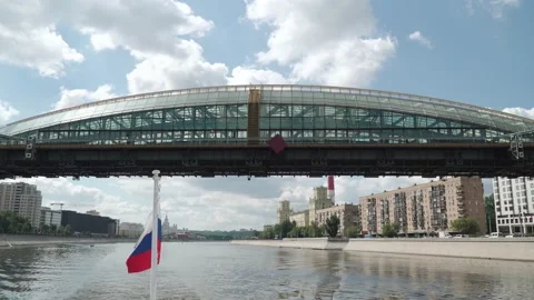 View of the Bohdan Khmelnitsky Bridge and Kievsky railway station from the Vídeos de archivo 137454979