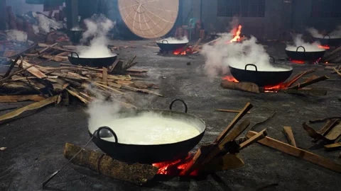 View of boiling milk in large pots over wood fires, Bangladesh. Vídeos de archivo 336412664