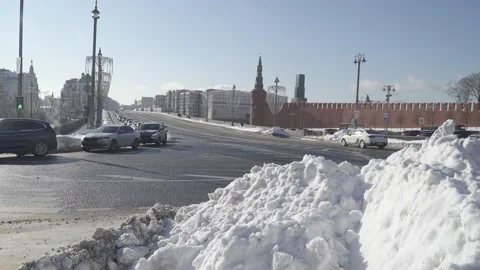 View of the Bolshoi Moskvoretsky Bridge after a heavy snowfall from the side of 스톡 동영상 151217561