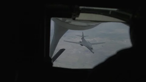 View from boom operators window of B1 Bomber in flight Видео 111811680