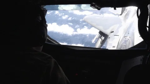View from boom operators window of F-15 Eagle peeling away Видео 103675843