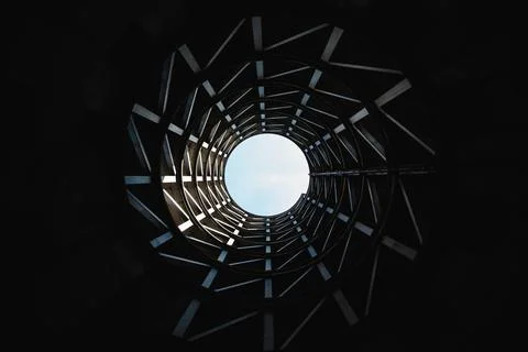 View from the bottom of a deep well on the blue sky above. 库存照片