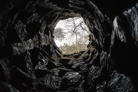 View from the bottom od the old scary well. Stockfoto's