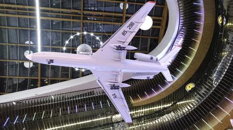 View from the bottom on the white airplane model hanging against the beautiful Foto stock