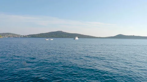 View from the bow of a ship sailing in the gulf of the Adriatic Sea Stockbeeldmateriaal 165728547