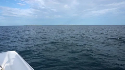 View of the bow of the speedboat and the waves Vídeos de archivo 293280673
