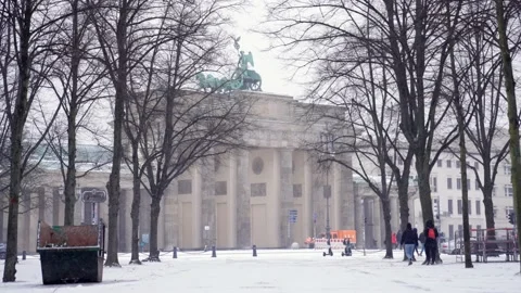 View Brandenburg gate from Tiergarten Stockbeeldmateriaal 148158788