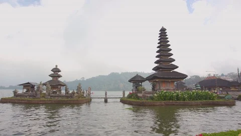 View of Bratan temple at lakeside 스톡 동영상 87141160