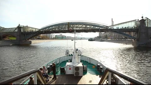 View of the bridge Bogdan Khmelnitsky from the ship cruising the Moscow River. Stock-Footage 991881