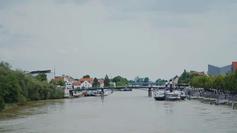 View from bridge to Danube River with old stone bridge in old town Regensburg 库存影片 129339105