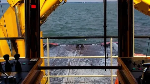 View from the bridge deck of the tug. Daytime. Swell on the Baltic Sea Vidéo 71672727