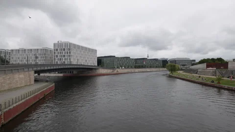 View from a bridge over the Spree river toward the Berlin city center, with Video stock 346238085
