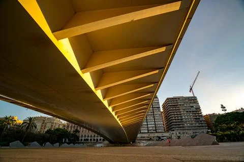 View of the bridge over the Turia park and sports people during sunset. Valencia Stock-Fotos