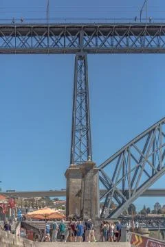 View of bridge pillar of D. Luis, with tourists enjoying Foto stock