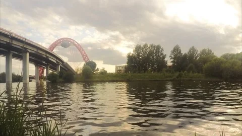 View of bridge from river bank in summer timelapse Vidéo 79809283