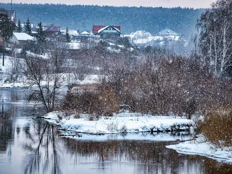 View from the bridge to the river in winter Foto stock