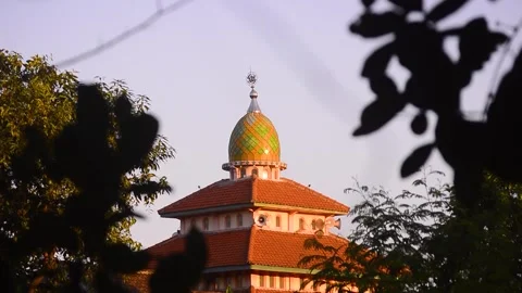 View of the brightly colored roofs and domes of the mosque. 库存影片 292280703