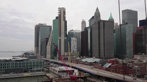 View from Brooklyn Bridge over Manhattan and ferry boat station Vídeos de archivo 276697214