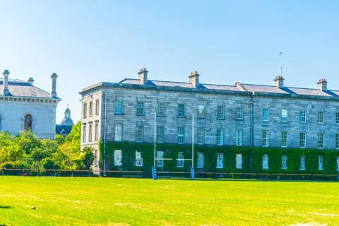 View of a building inside of the trinity college campus in Dublin, ireland. Fotos de archivo