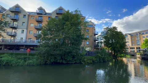 View of the buildings alongside the river Stort in Bishop's Stortford 動画素材 252394493