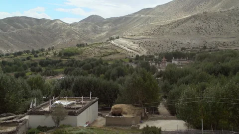 View of buildings and mountains in background, Mustang, Nepal Stock-Footage 139741063
