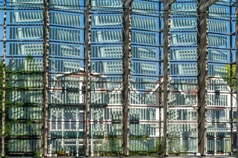 View of buildings from an outer platform of Rotterdam Central Train Station Foto stock