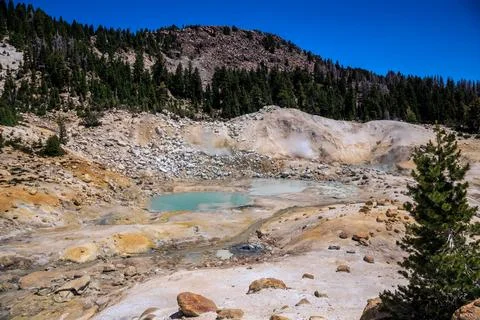 View of Bumpass Hell Geothermal Area, Lassen Volcanic National Park, Californ Foto stock