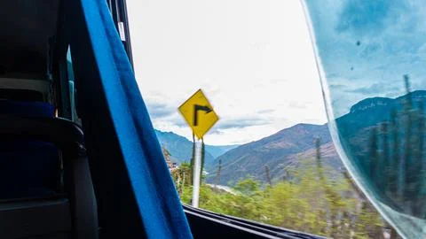 View From Bus Window Overlooking Winding Mountain Road Foto stock