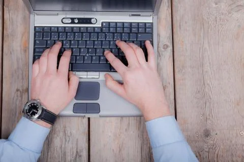 View of business man hands using laptop Foto stock