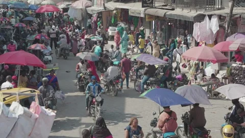 View of the busy Marche Central de Douala with crowds, Cameroon. Stockbeeldmateriaal 336430227