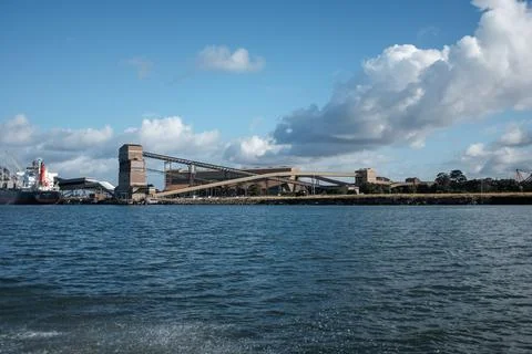 View of a busy ship loading dock in Newcastle Harbour Foto stock