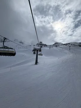 View from the cab of cable car in the Alps, on a glacier in spring. peaks in  Foto stock