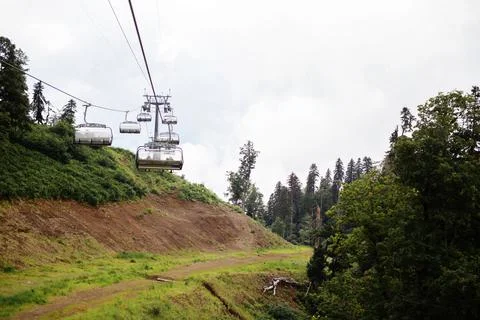 View of a cable car during beautiful. Mountain covered with green forest. Foto stock
