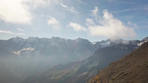 View from the cable car gliding over the Lauterbrunnen Valley in Vídeo Stock 256775347