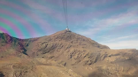 View of the cable car gliding over the Lauterbrunnen Valley in Vídeo Stock 256778770