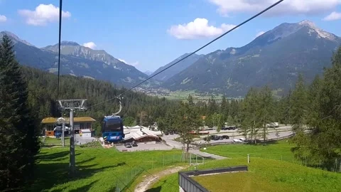 View from a cable car going up from Ehrwalder Almbahn station on a sunny day 库存影片 170017835