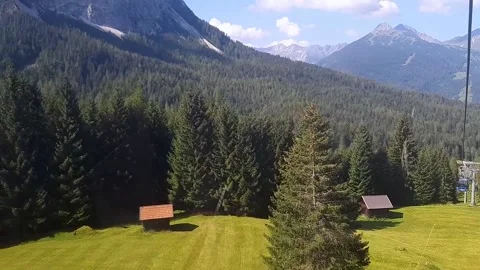 View from a cable car going up from Ehrwalder Almbahn station on a sunny day 库存影片 170018745