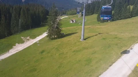 View from a cable car going up from Ehrwalder Almbahn station on a sunny day 库存影片 170020487