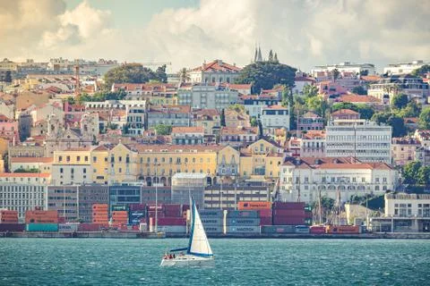The view from Cacilhas to Lisbon, on the river Tagus, Portugal Stock-Fotos