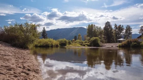 View of a calm river with mountains in the background, United States. Stock-Footage 344411743