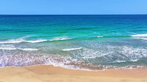 A view of calm waves on a paradise Caribbean beach. Vídeo Stock 327833197