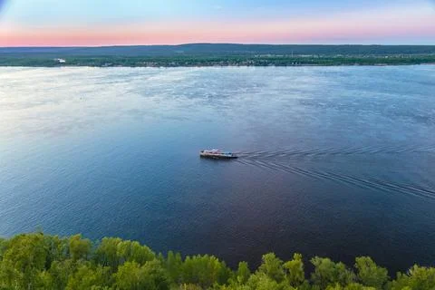 View from Camel Mountain on the Volga river and passenger steamboat at suns.. Foto stock