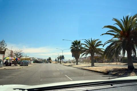 View from the car on the road in perspective in a small town in perspective Foto stock