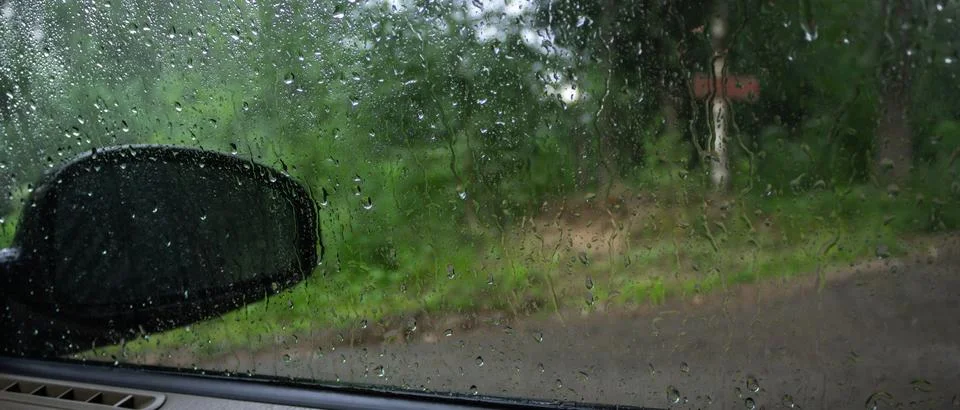 View from the car window in the rain through glass with water drops Foto stock
