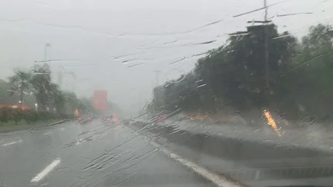 View of car’s wind screen, driving in the rain. Stockbeeldmateriaal 112762544
