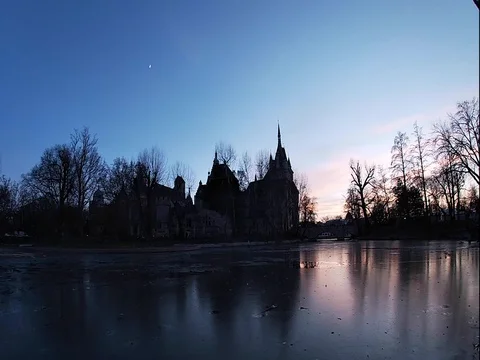 View of a castle in Budapest during sunset and the frozen lake in timelapse Stock Footage 122290313