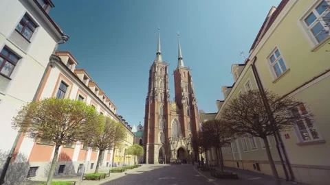 View of the Cathedral of St. John the Baptist in Wroclaw on Ostrow Tumski. 库存影片 224325570