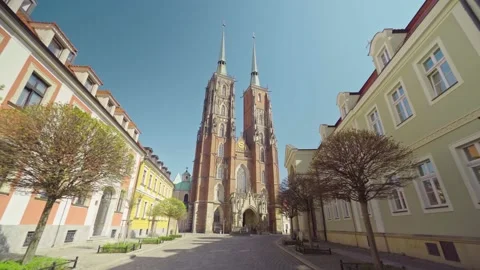 View of the Cathedral of St. John the Baptist in Wroclaw on Ostrow Tumski. 库存影片 224325578