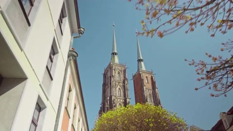 View of the Cathedral of St. John the Baptist in Wroclaw on Ostrow Tumski. 库存影片 224325707
