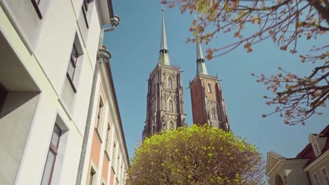 View of the Cathedral of St. John the Baptist in Wroclaw on Ostrow Tumski. 库存影片 224325715